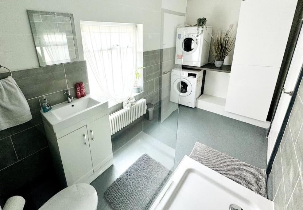 Luxe Living Family Home - Beach, Wifi, Parking Swansea Buitenkant foto