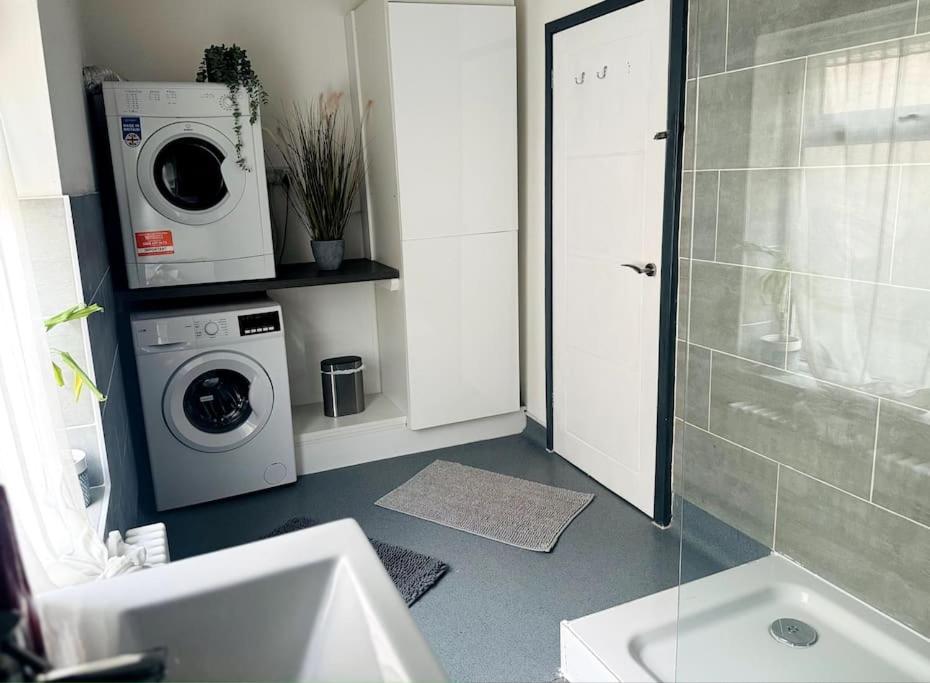 Luxe Living Family Home - Beach, Wifi, Parking Swansea Buitenkant foto